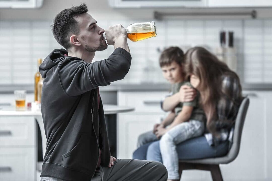 Vīriešu alkoholisms var iznīcināt ģimeni